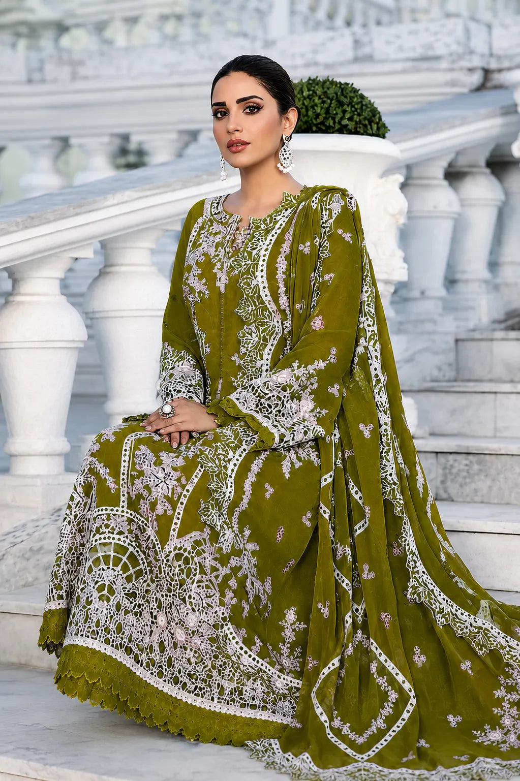 ZE-776 – Premium Embroidered Lawn 3PC Suit