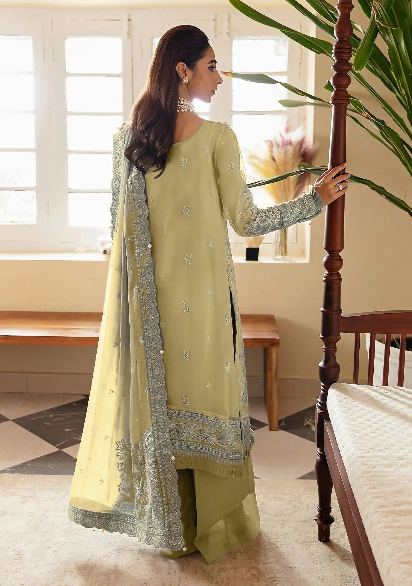 ZE-922 – Premium Embroidered Lawn 3PC Suit