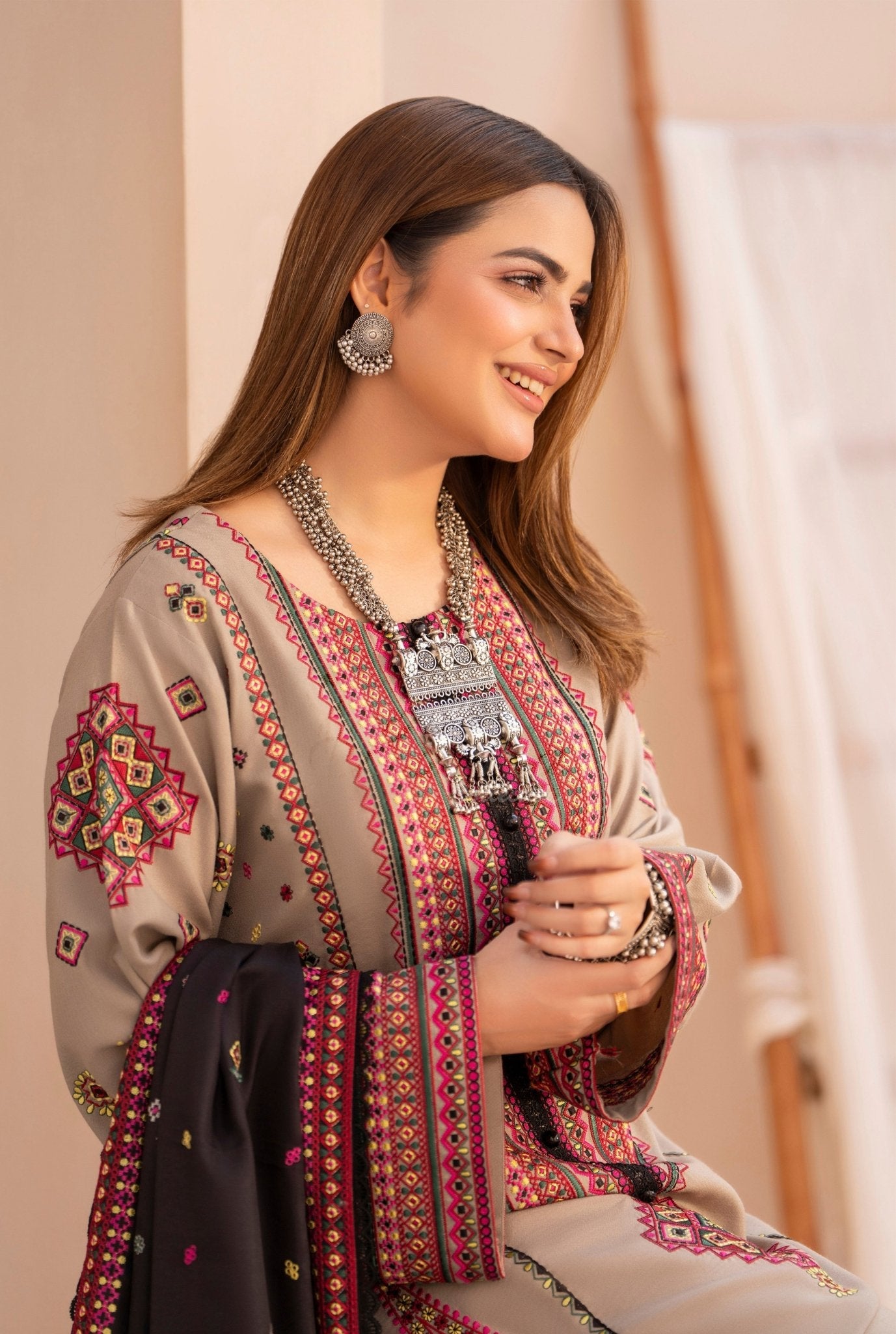 ZE-785 – Premium Embroidered Lawn 3PC Suit
