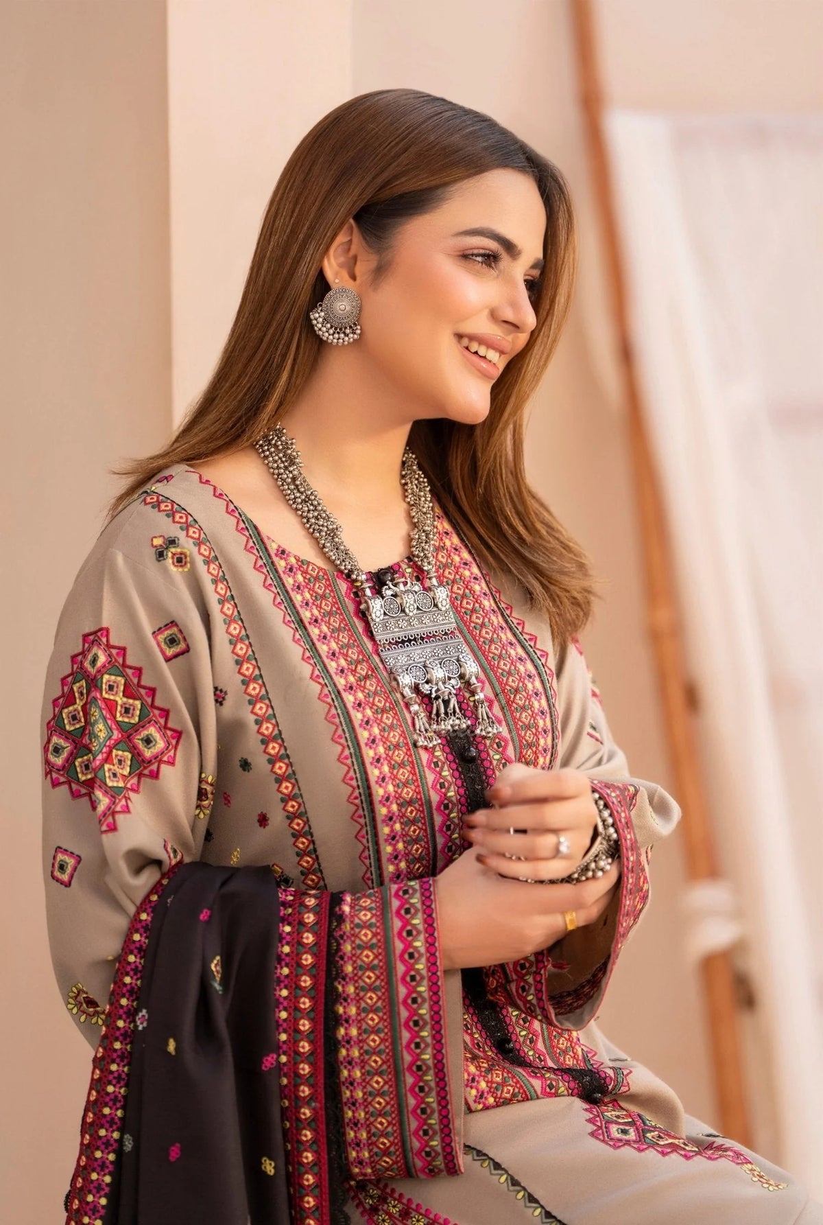 ZE-785 – Premium Embroidered Lawn 3PC Suit