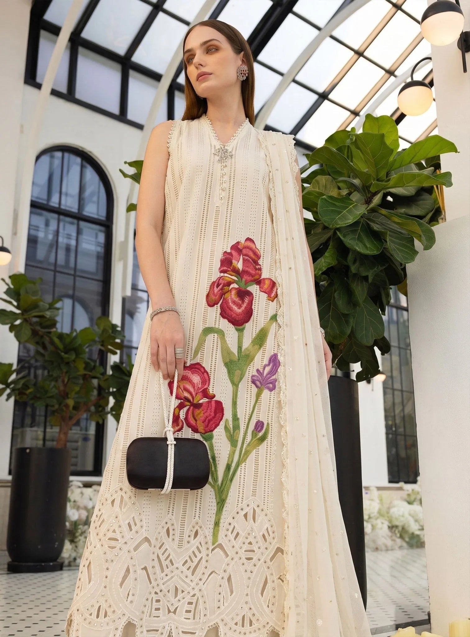 ZE-931 – Premium Embroidered Lawn 3PC Suit