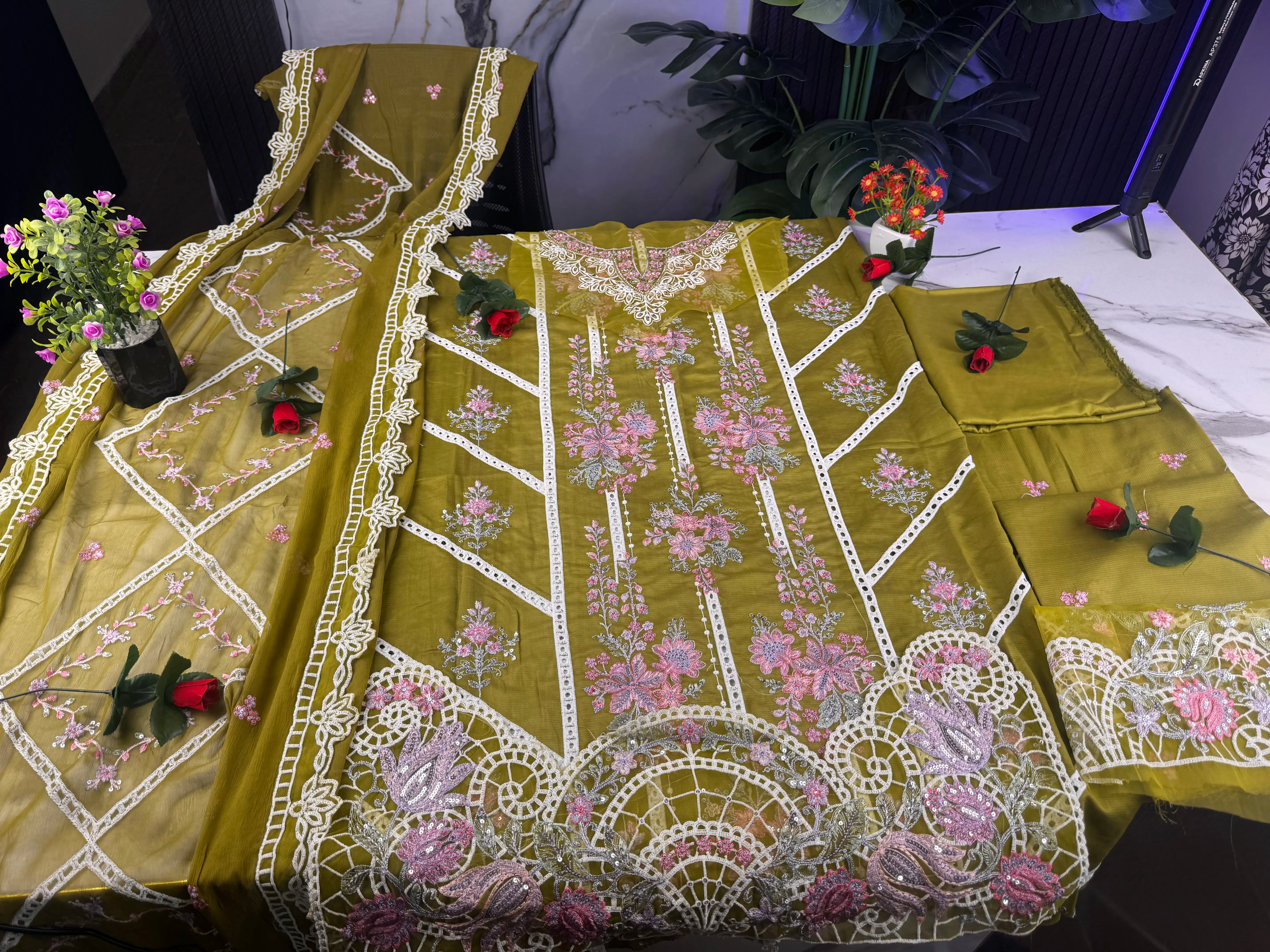 ZE-776 – Premium Embroidered Lawn 3PC Suit