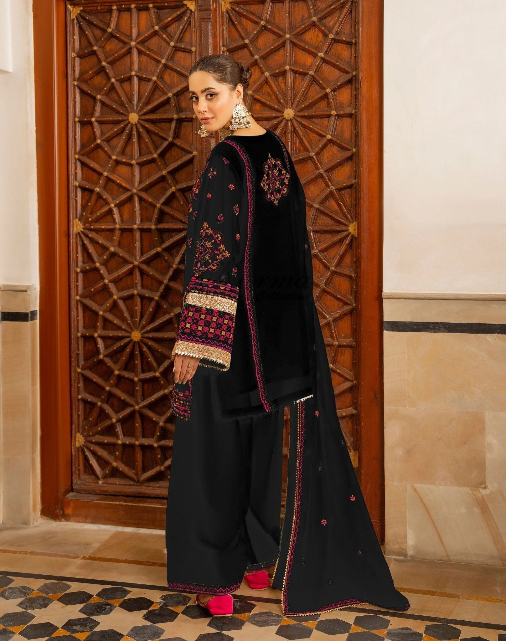 ZE-787 – Premium Embroidered Lawn 3PC Suit